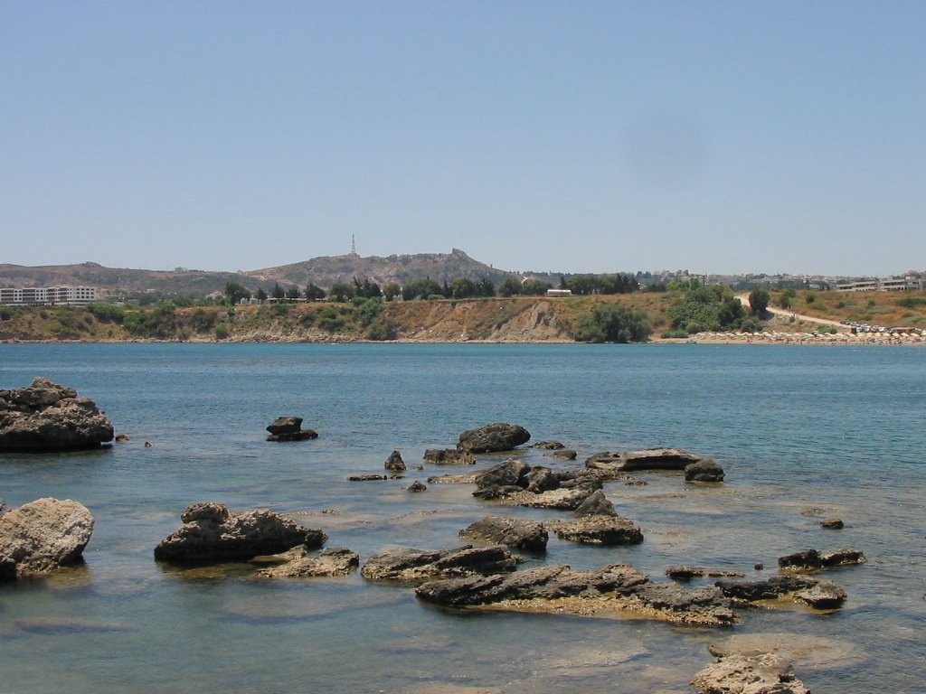 Wulkaniczne skały w zatoce Agia Marina