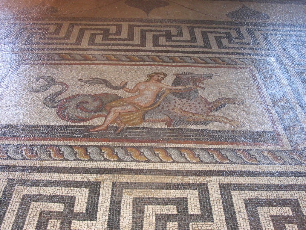 Pałac Wielkiego Mistrza - mozaiki przedstawiająca nimfę pędząca na chimerze