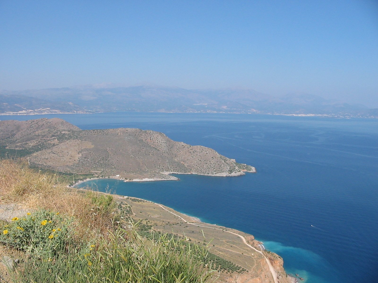 Widok na miasto Ágios Nikólaos i otaczającą je zatokę