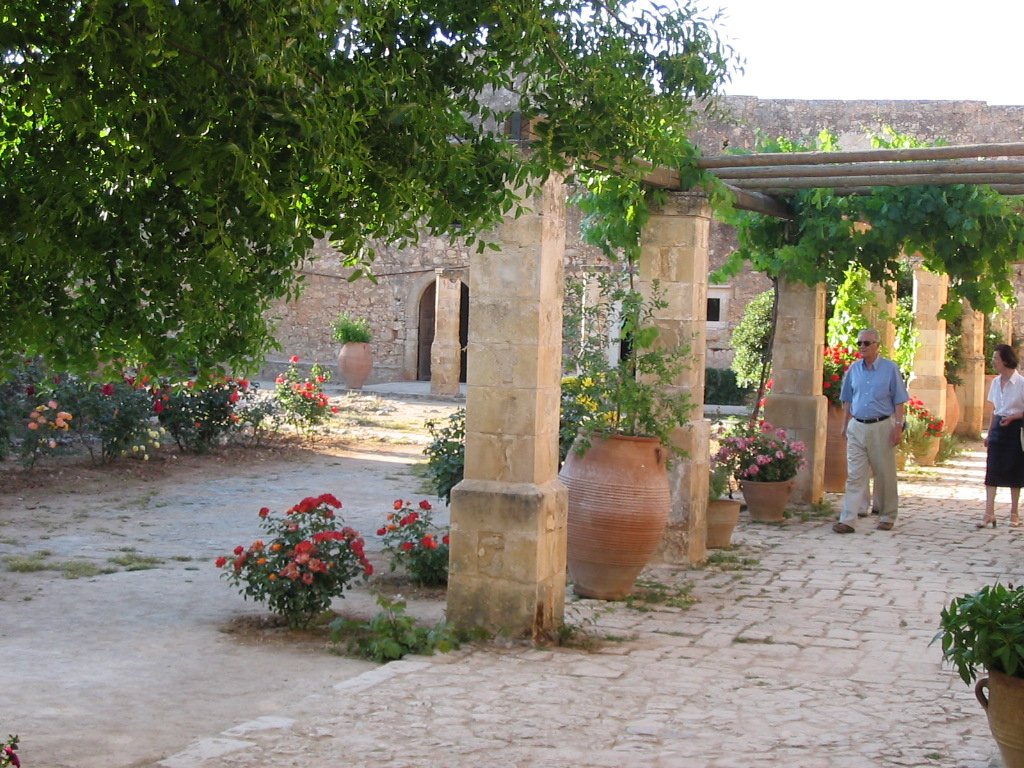 Klasztor Monií Arkádi - dziedziniec klasztorny