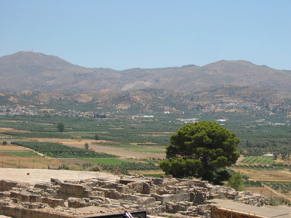 Ruiny minojskiego pałacu w Fajstos (w tle góry Psilorítis)