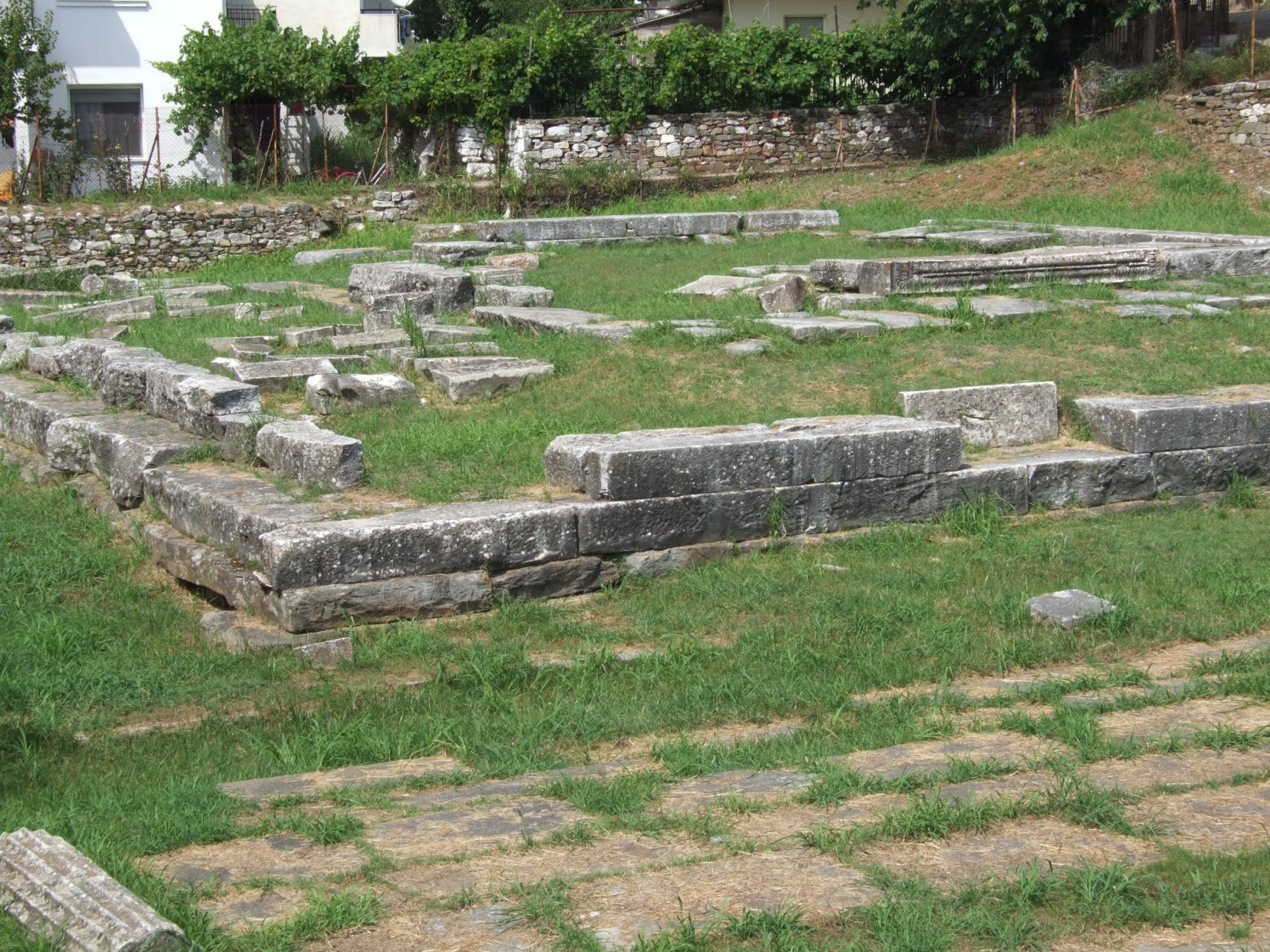 Pozostałości po świątyni Herkulesa na przedmieściach miasta