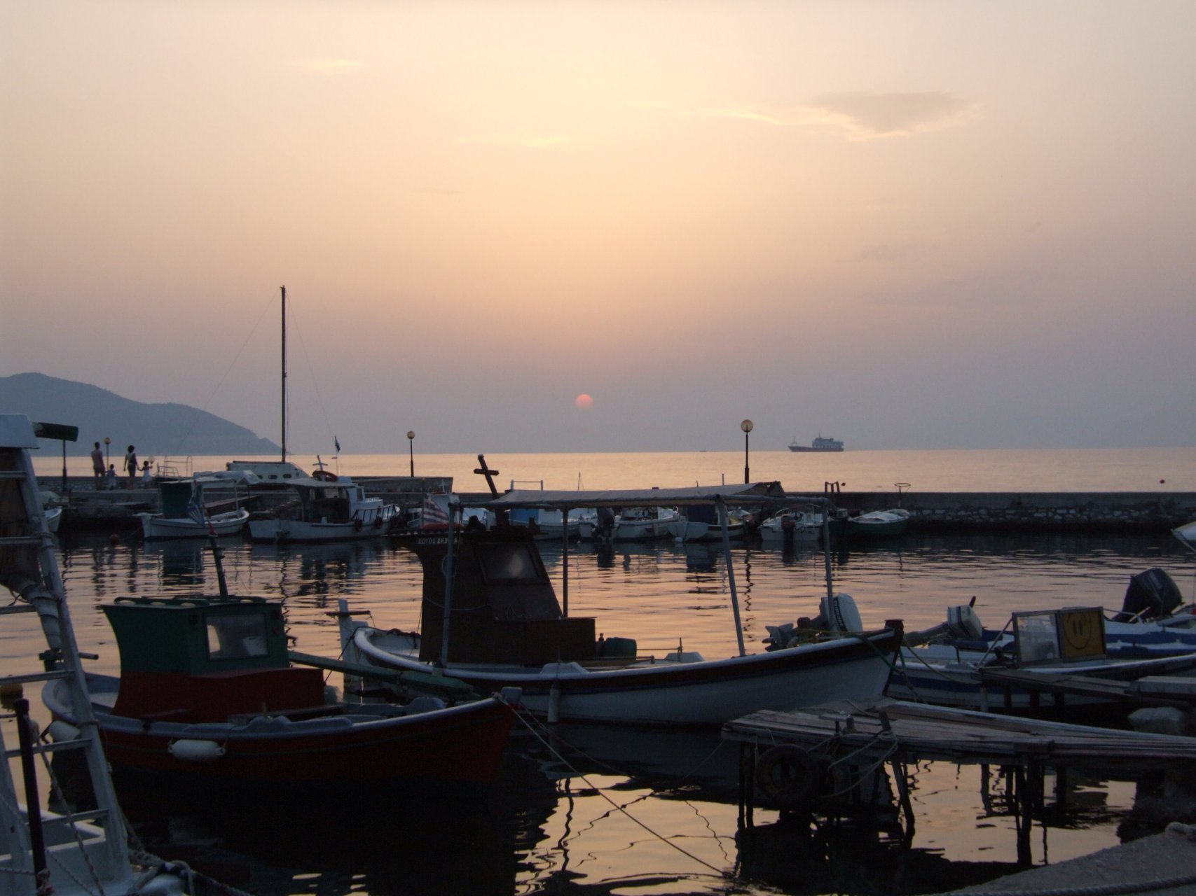 Stary port wojenny w Liménas o zachodzie słońca