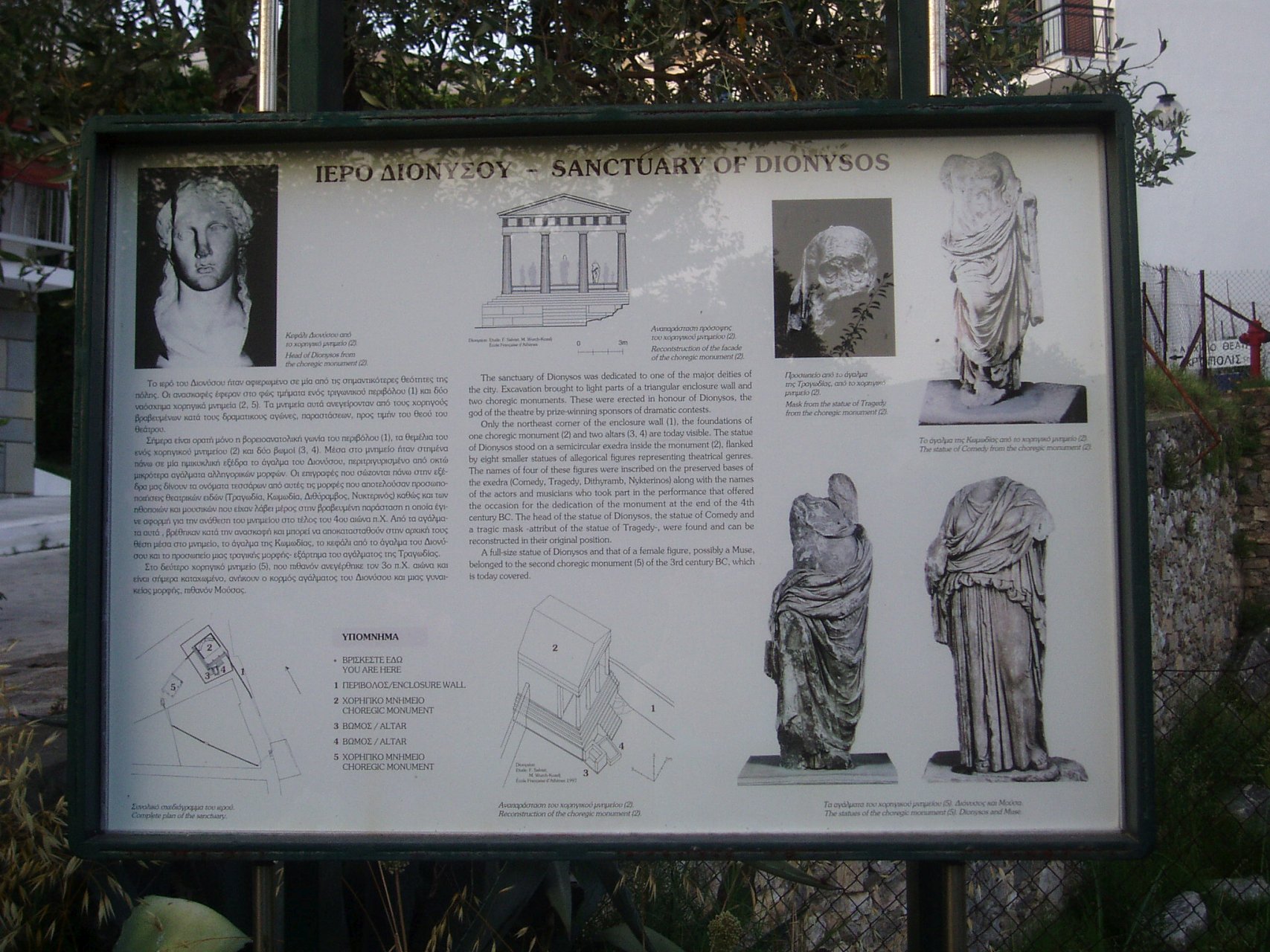 Tablica informująca o historii świątyni Dionizosa