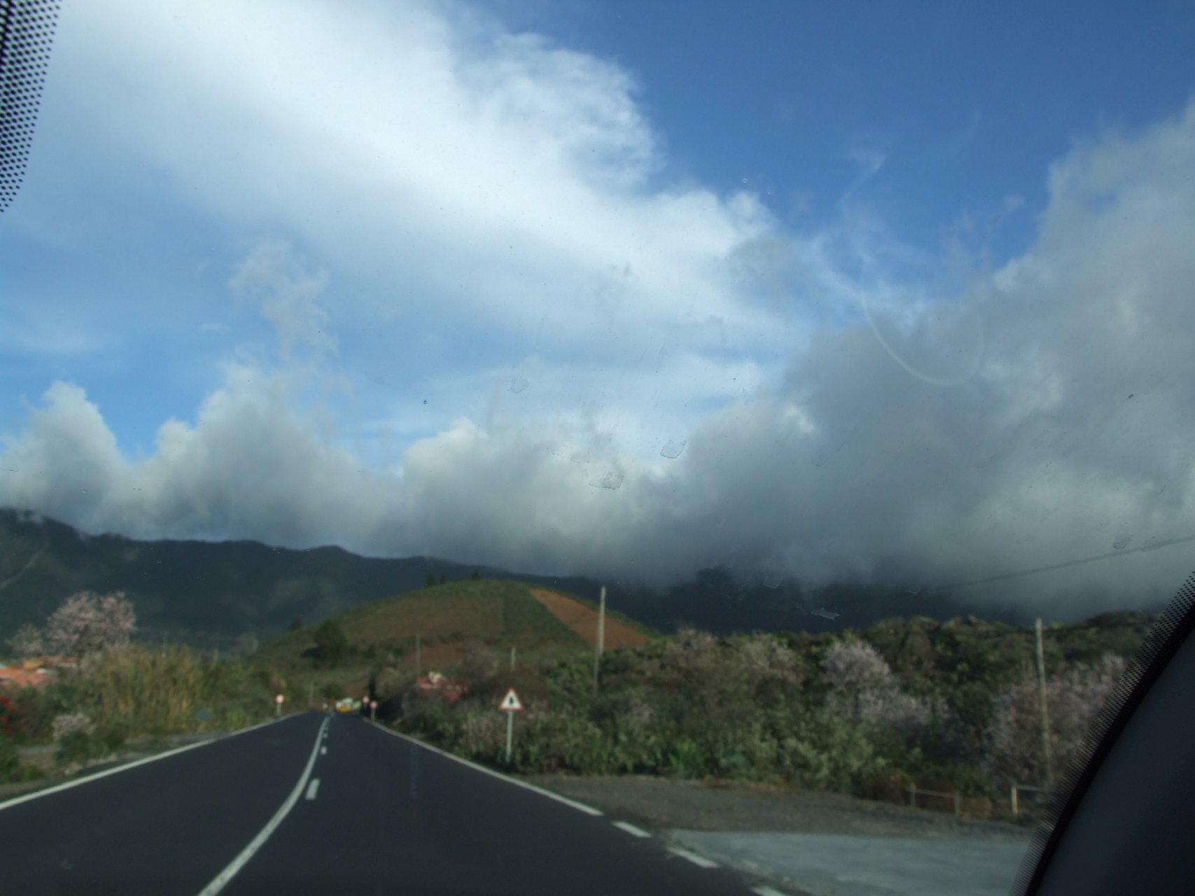 Kaskada chmur spiętrzona na grani Cumbre