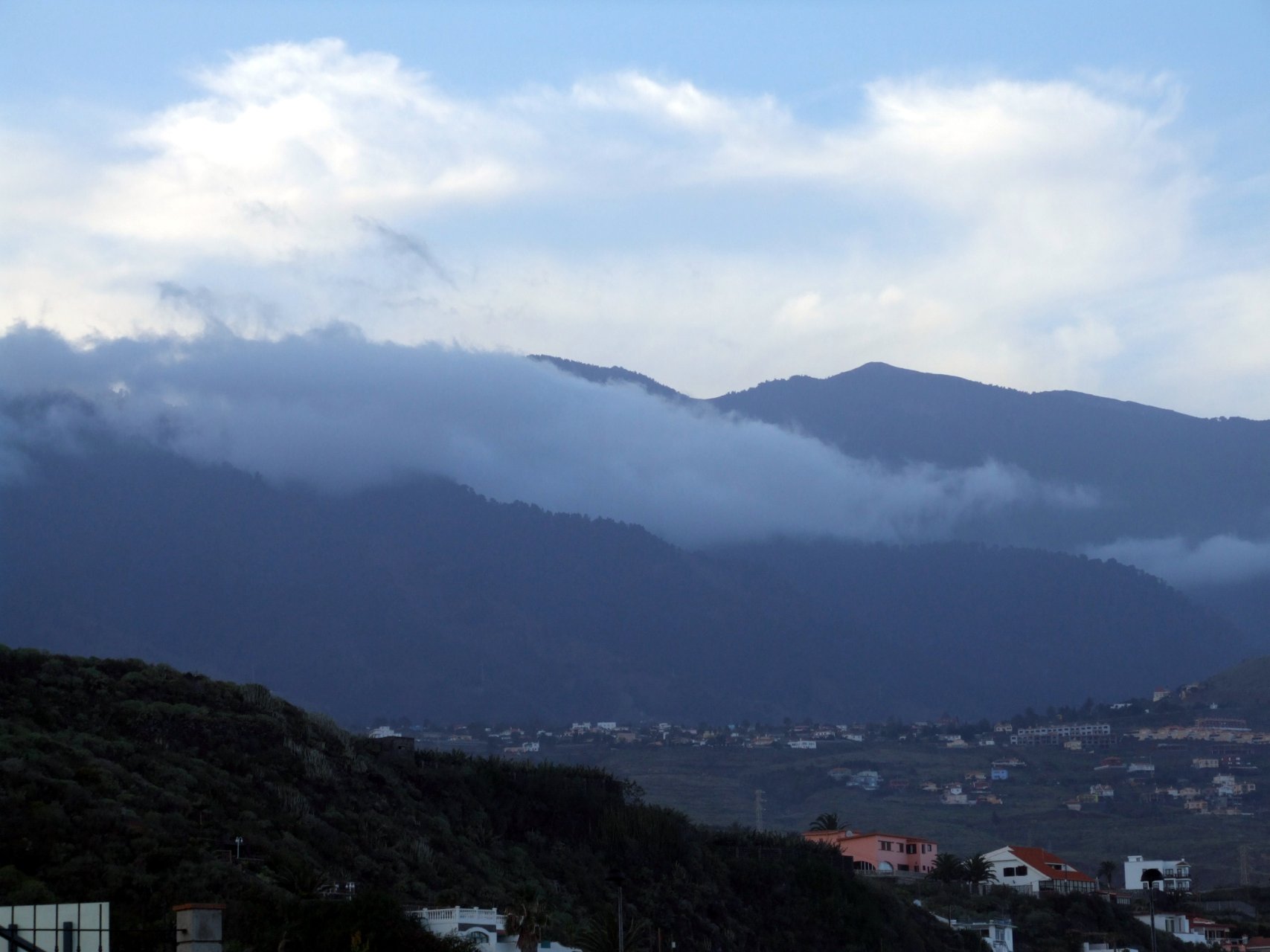 Pasatowe chmury na tle wulkanicznych wypiętrzeń Cumbre