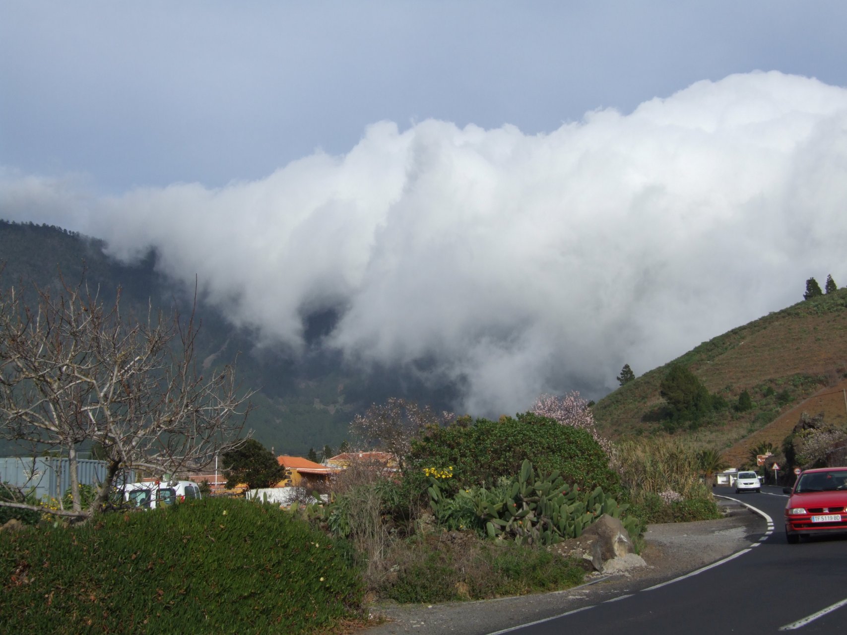 Kaskada chmur spiętrzona na grani Cumbre