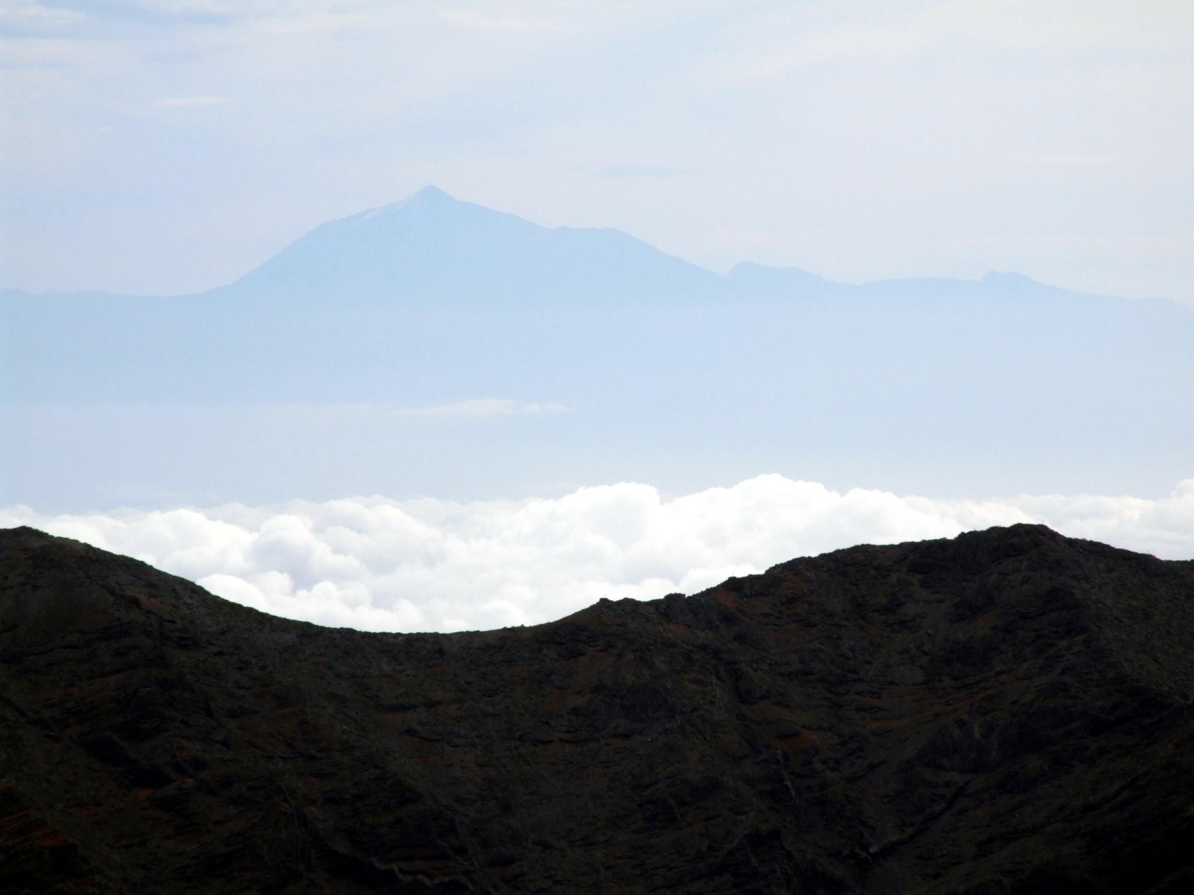 Widok z Roque de los Muchachos na wschód, w tle widoczny szczyt Tejde (Teneryfa)