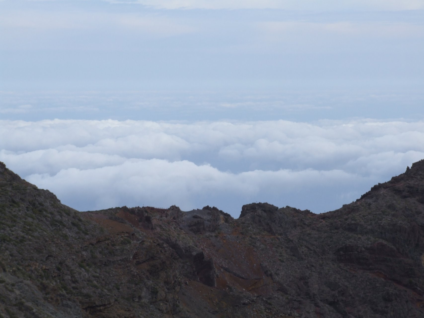 Widok z Roque de los Muchachos ku północy (sam szczyt prawie zawsze znajduje się ponad chmurami)