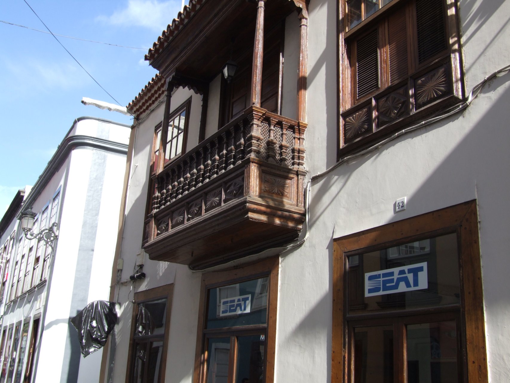 Typowe dla architektury Wysp Kanaryjskich drewniane balkony