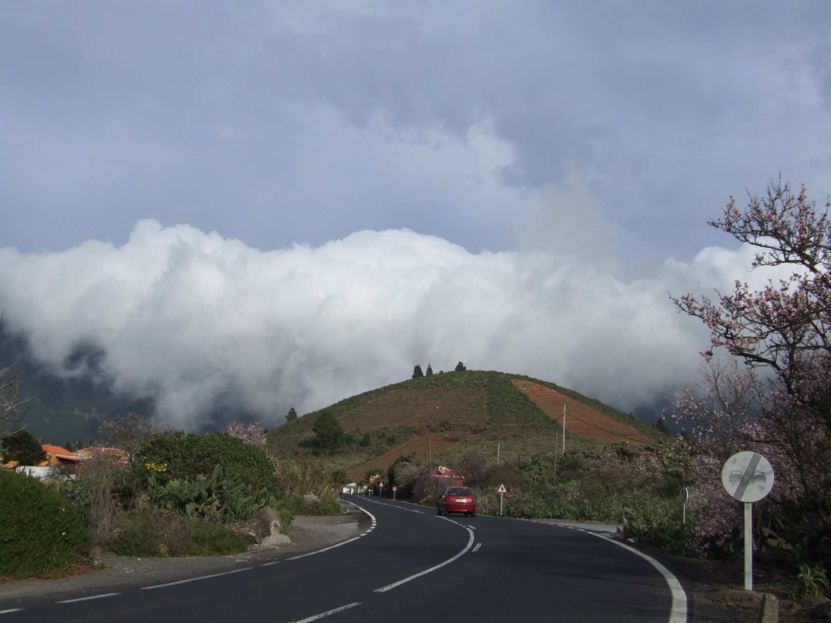 Kaskada chmur na wzniesieniach Cumbre