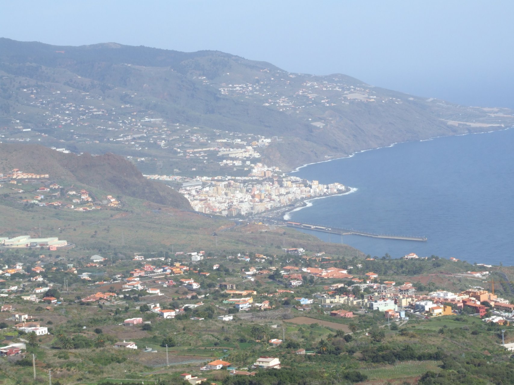 Widok z Montaña de la Breña w kierunku północnym (w tle widoczne Santa Cruz)