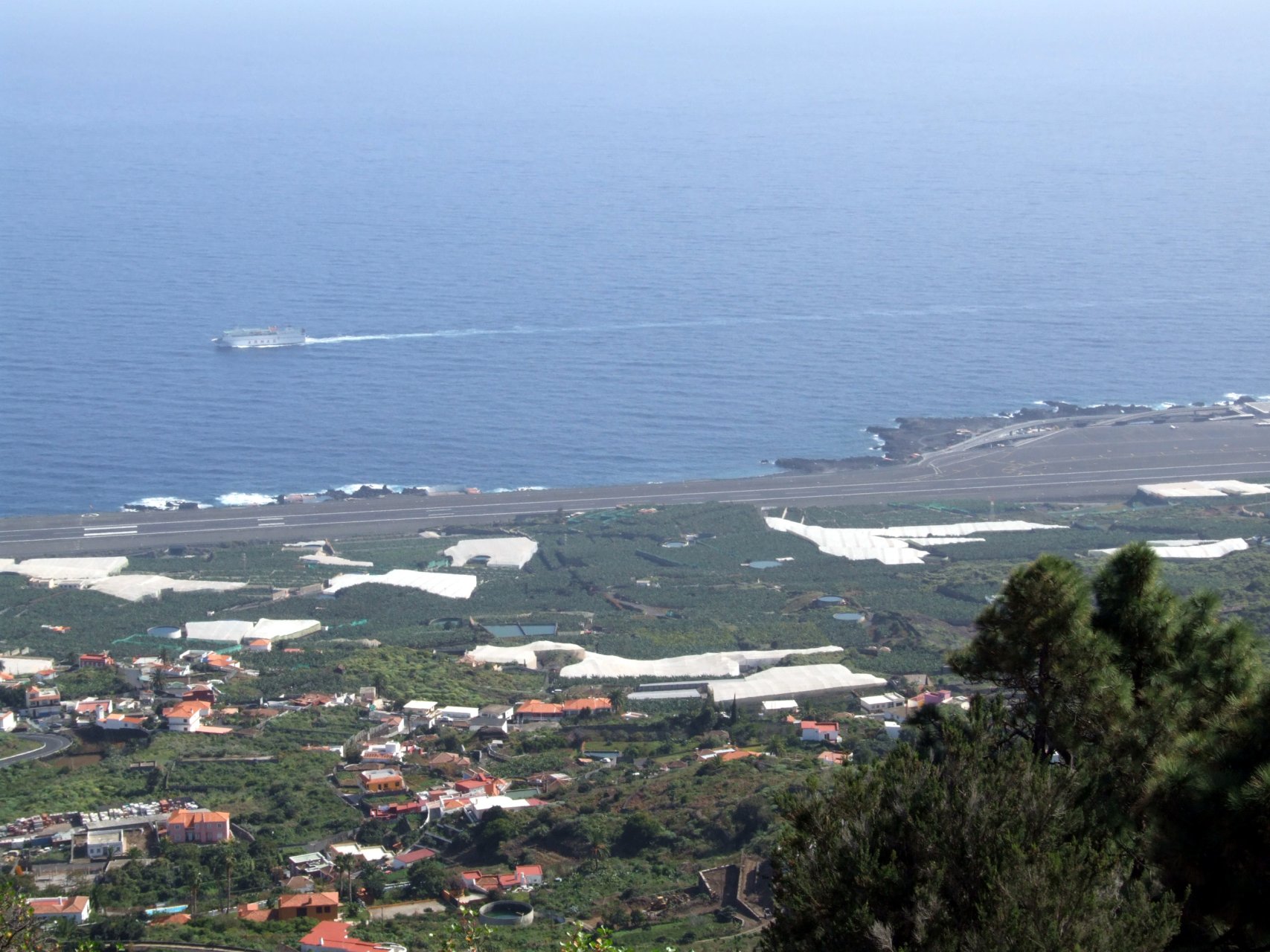 Widok z Montaña de la Breña w kierunku wschodnim (w tle widoczny pas startowy lotniska)