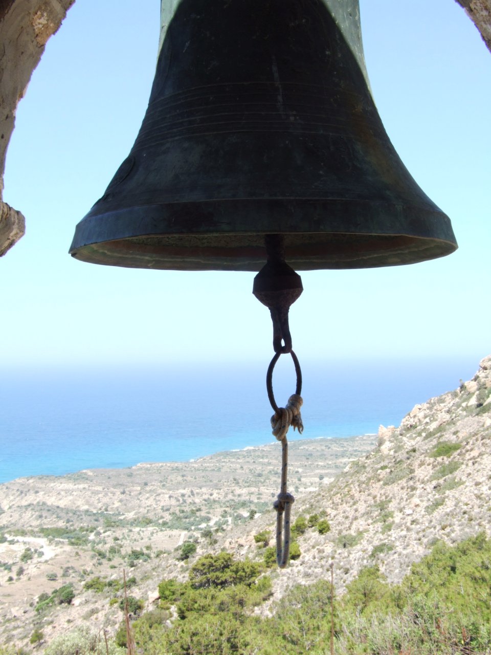 Widok z dzwonnicy przy klasztorze Ágios Ióannis Timianós na zachodnie wybrzeże wyspy