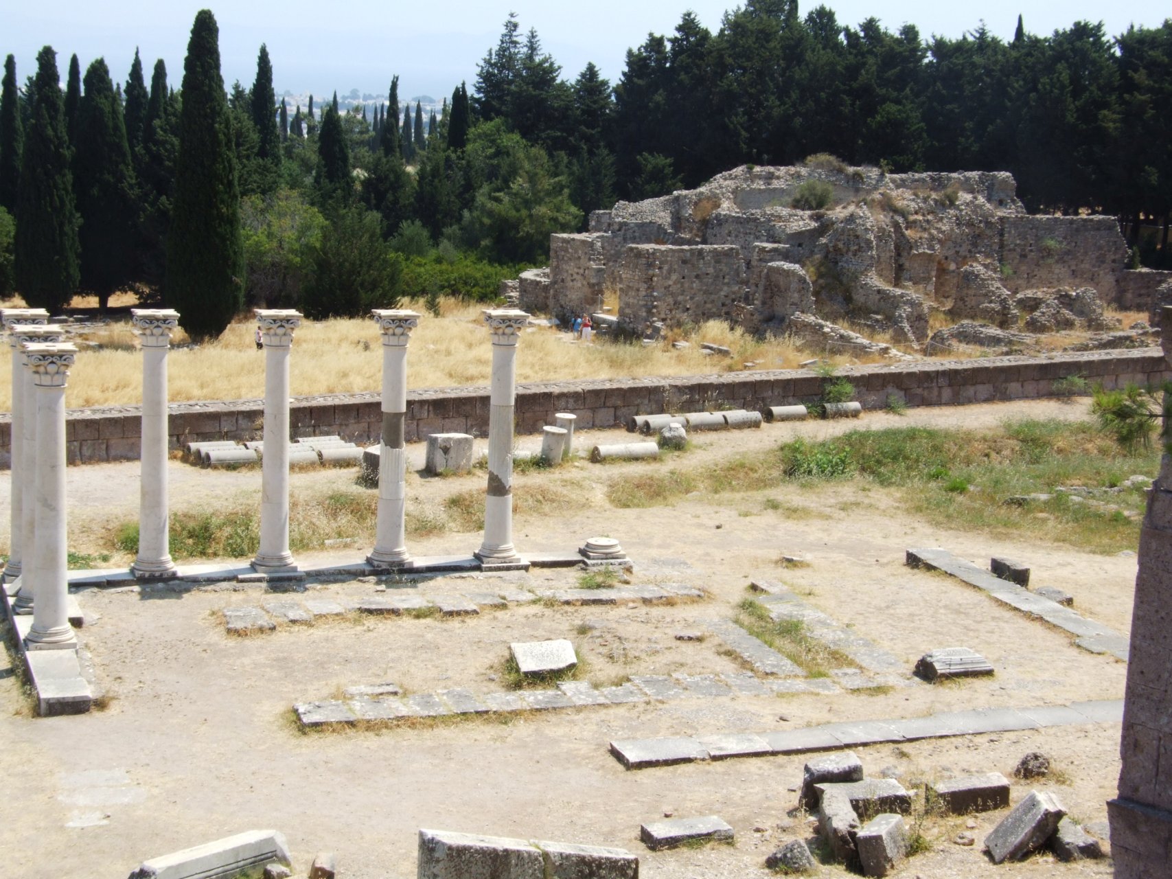 Świątynia Apollina, w tle ruiny łaźni rzymskich