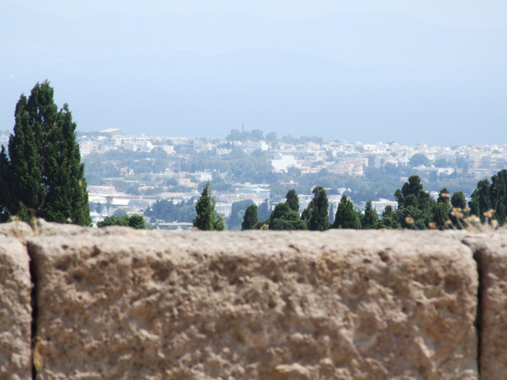 Widok z górnego tarasu na Asplepiejon (w tle miasto Kos)