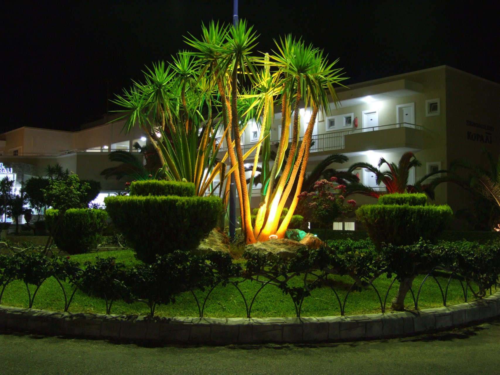 Hotel Corali nocą