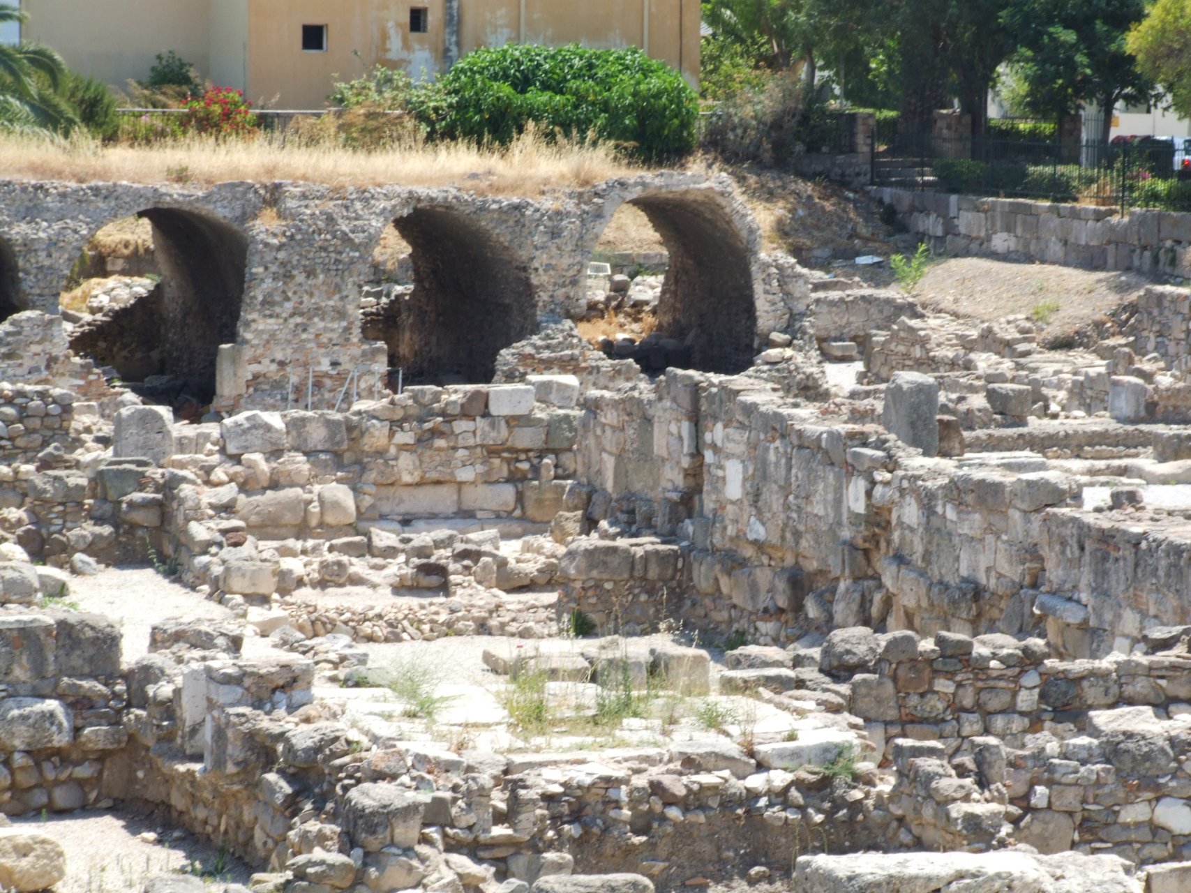 Agora, w tle ruiny hellenistycznych murów miasta
