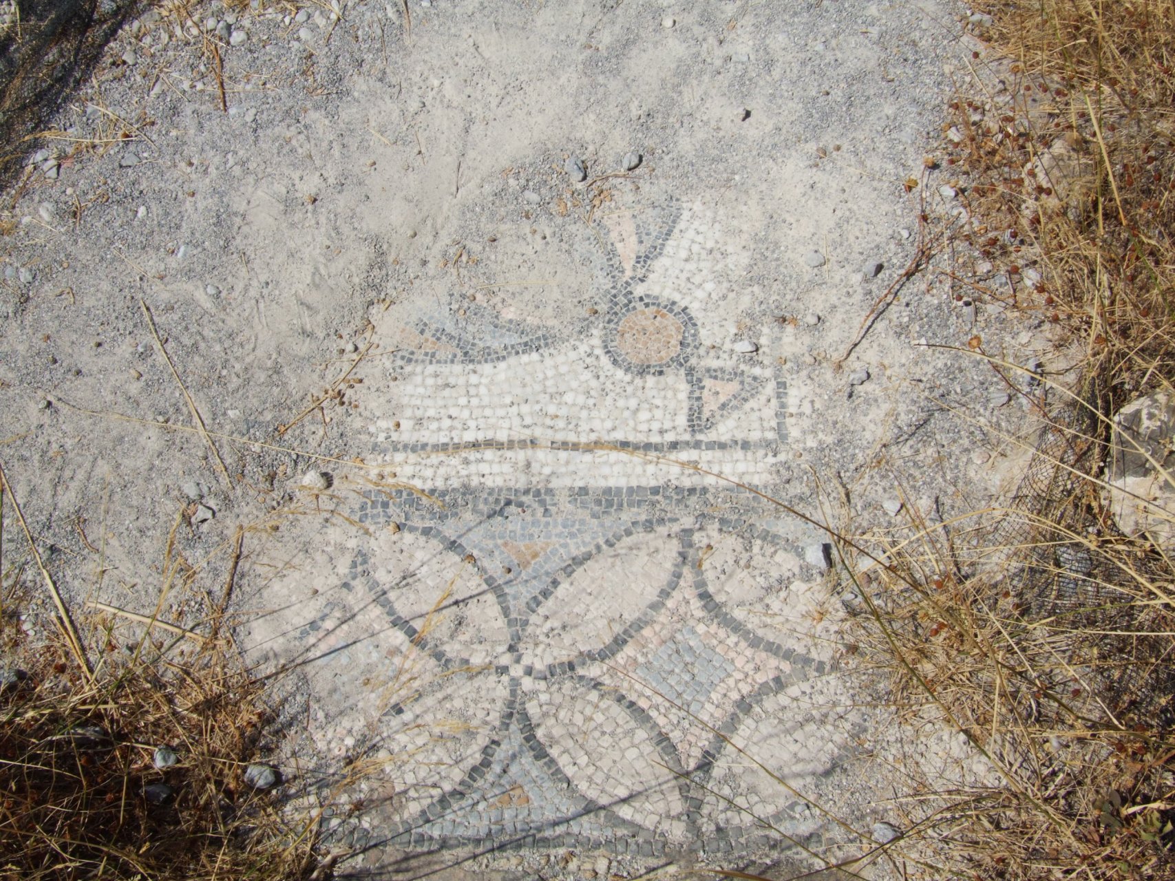 Południowo-wschodnie wykopaliska w Kos - wiele mozaik podłogowych jest przysypanych piaskiem, aby chronić je przed słońcem i turystami
