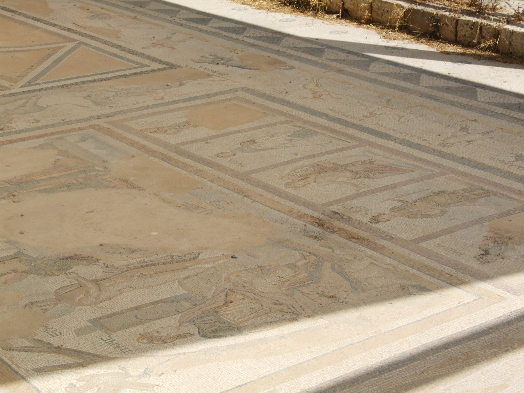 Fragment mozaik podłogowej - Parys wydająca wyrok